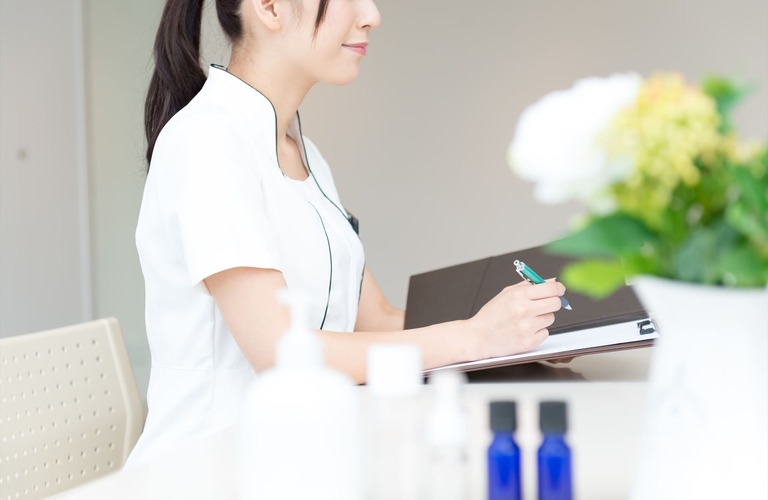 女性スタッフによるきめ細やかなもみほぐしでケア | 和泉市のヘッドスパならトータルケアが出来る CALME